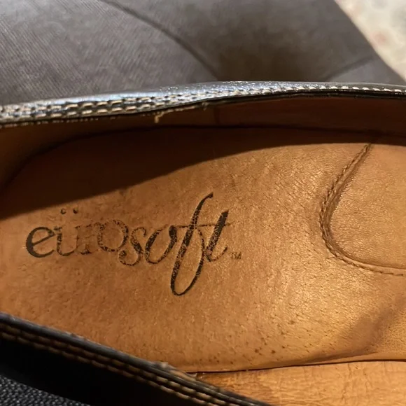 EuroSoft black leather low heels with cream stitching. - Picture 4 of 6